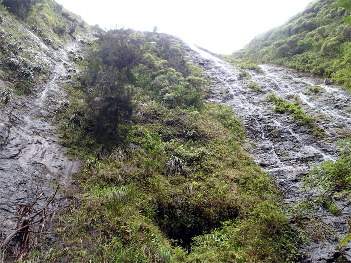 Hiking Waipuilani Falls 