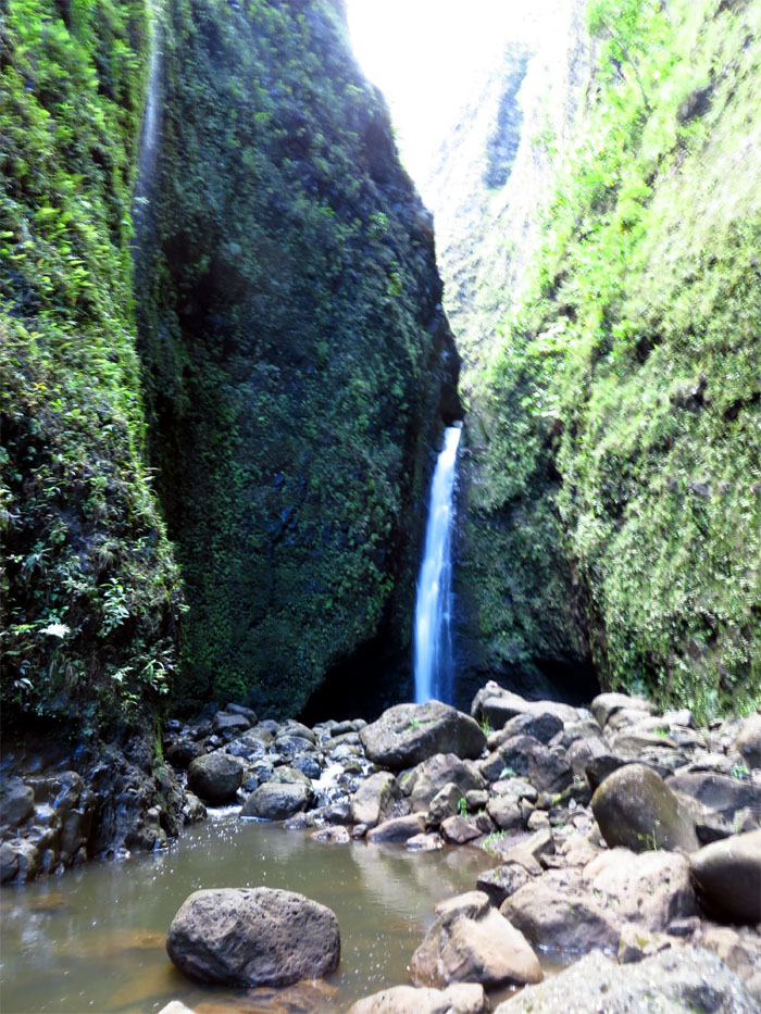 Hiking Kaliuwa'a Falls 