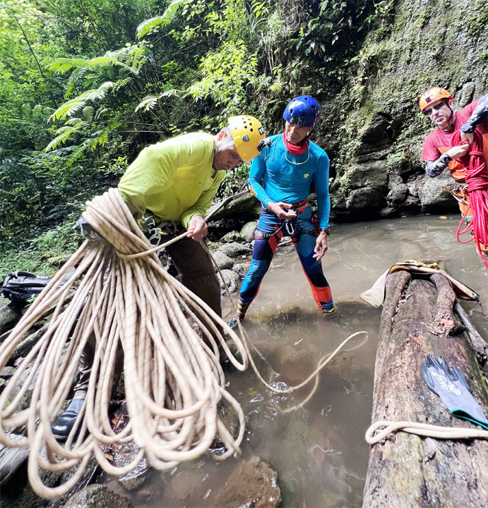 Rapelling Mo'ole Falls