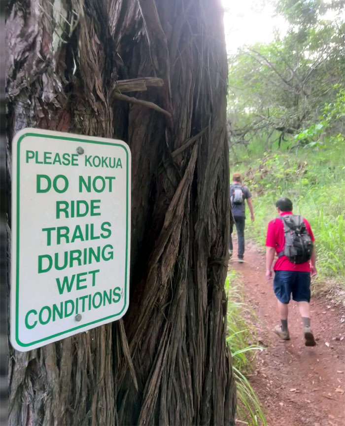 Hiking Paku'i 